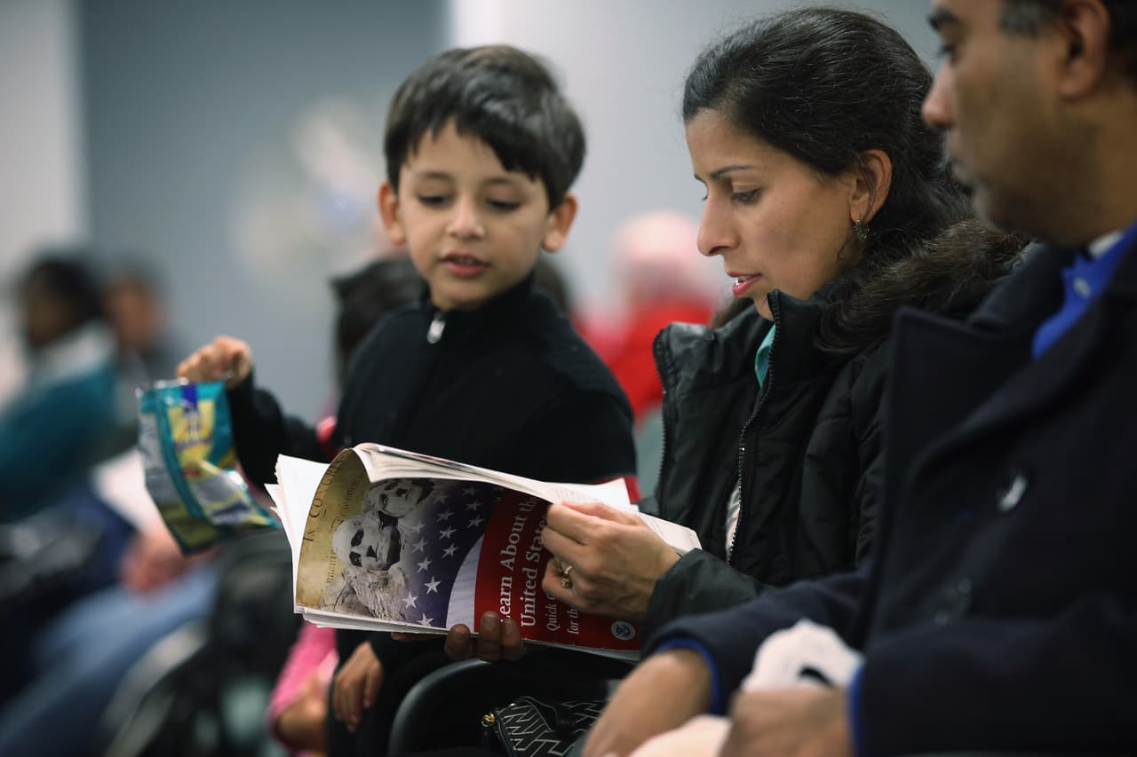 Por qué los cónyuges indocumentados de ciudadanos con orden de deportación no tienen garantizado el ‘Parole in Place’