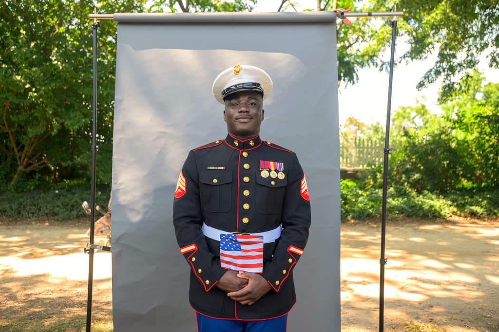 El sargento Diakaria Sangare, originario de Guinea y recién naturalizado ciudadano estadounidense, que ha servido en dos misiones en la Infantería de Marina de los EE. UU., posa para un retrato tras la ceremonia de naturalización celebrada el Día de la Independencia en Mount Vernon, la residencia de George Washington, el sábado 4 de julio de 2026, en Alexandria, Virginia. (Foto AP/Rod Lamkey, Jr.)