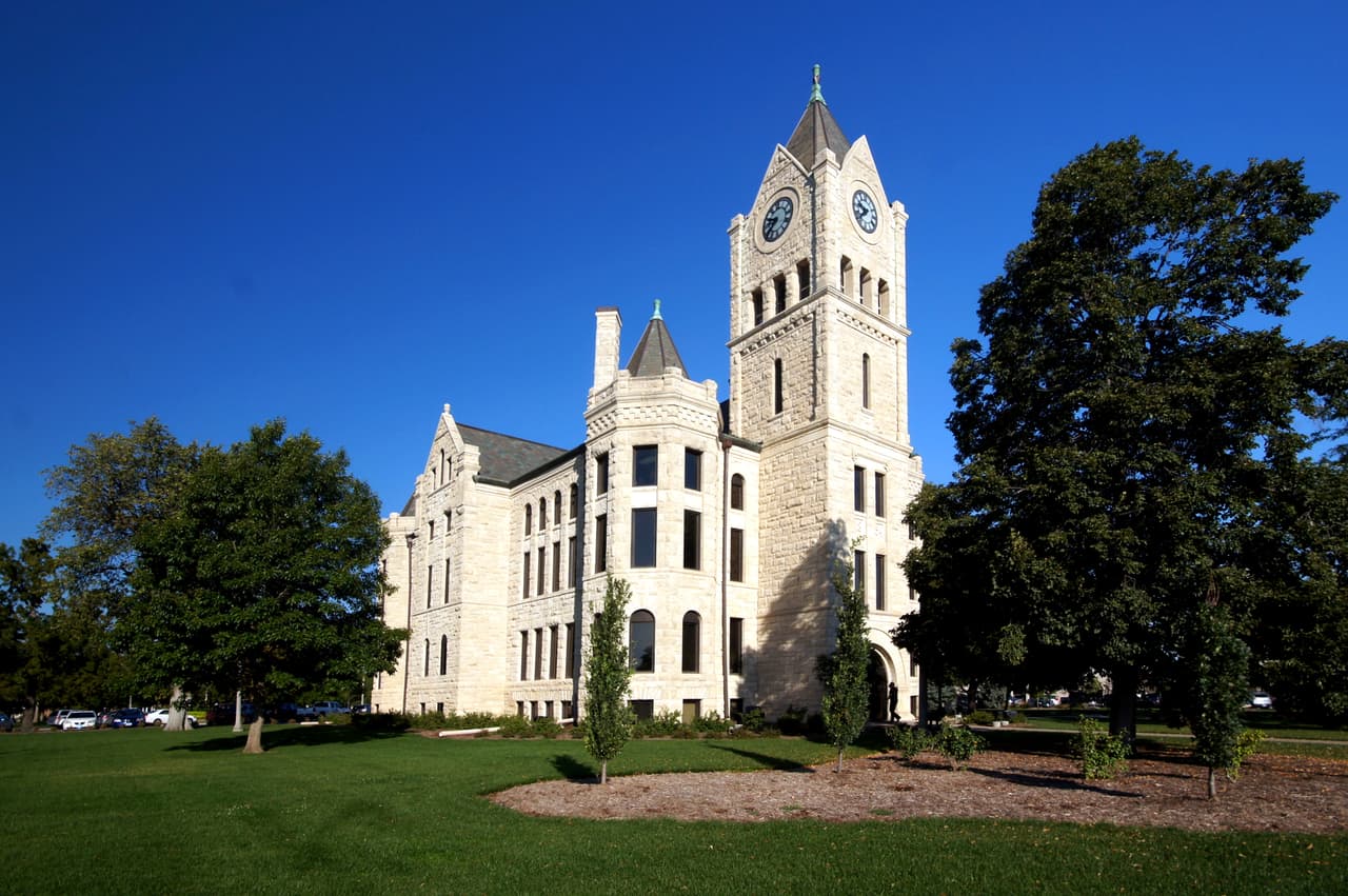 <b>Kansas: McPherson. Población: 13,212. Ingreso promedio de un hogar: $54,057. </b>Aquí los bienes y servicios son un 14% menos costosos que en promedio en todo el país. Solo el 7.3% de los residentes viven en la pobreza en comparación con el 13.3% de la población de Kansas. Además, la ciudad tiene un gran número de restaurantes, gimnasios, museos, campos de golf y cines.
<br>