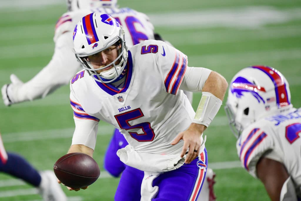 Steffon Diggs supera las 120 yardas por aire y recibe 3 pases de anotación en la victoria 38-9 sobre los New England Patriots.