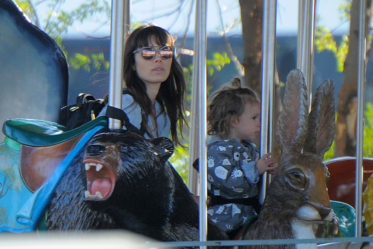 La actriz Jessica Biel y su hijo, Silas Randall Timberlake, salieron de paseo por Manhattan.