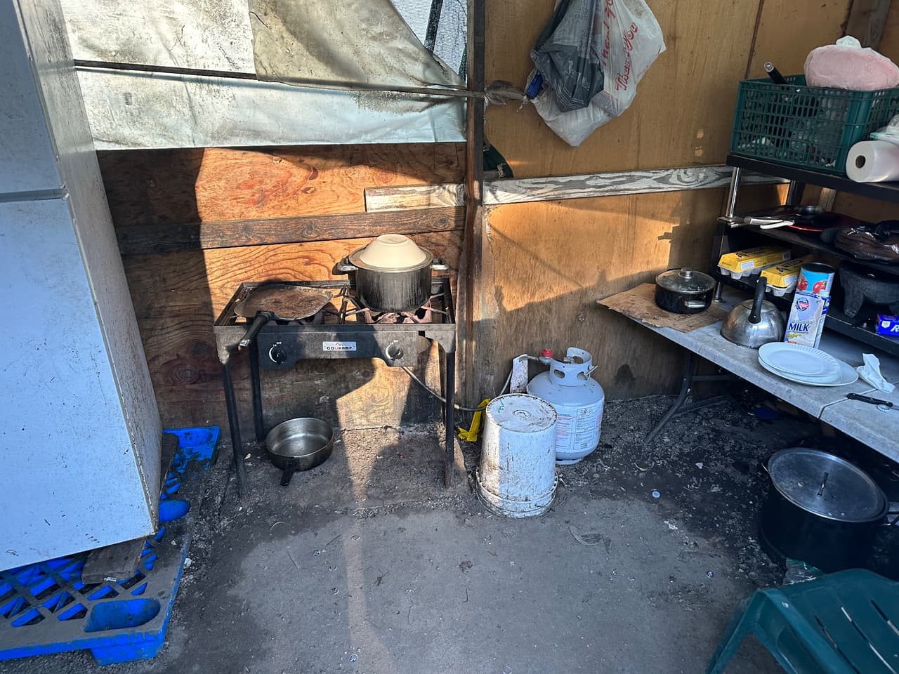 "Vi las escenas del crimen en Half Moon Bay. Eran condiciones de vida deplorables y dolorosas. Debemos mejorar la calidad de vida de los trabajadores del campo ahora", escribió el funcionario en la red social Twitter.