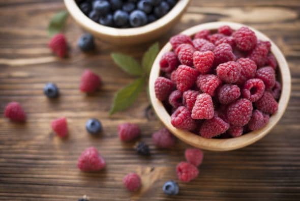 <b>Jugo frutal. </b>Mezcla en tu licuadora el jugo de 2 toronjas, 2 rebanadas de piña, una taza de frambuesas y agrega media taza de agua natural. Licua y estará listo para beber.