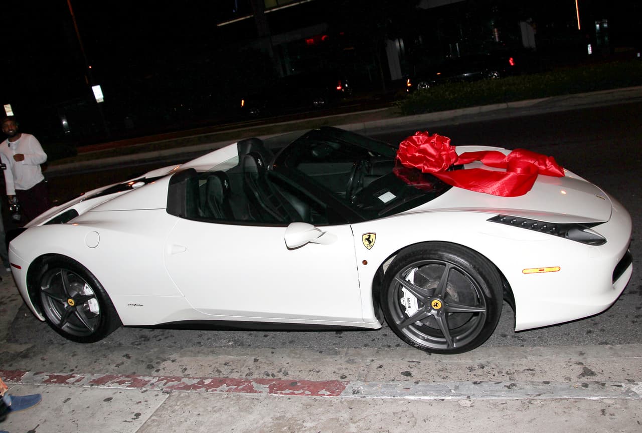 Un Ferrari blanco con un valor de 320 mil dólares.