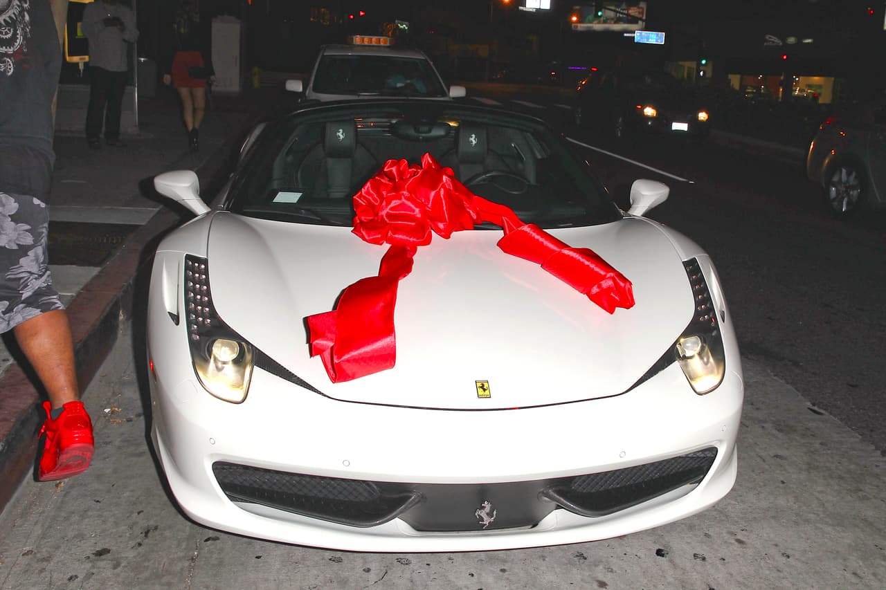 Por eso, la modelo mandó a hacer algunos cambios en su Ferrari.