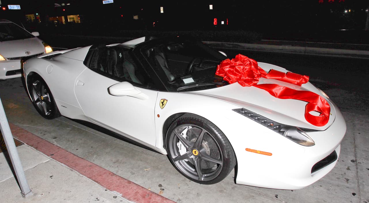 Tyga le puso un moñito para que el Ferrari lucieron muy lindo.