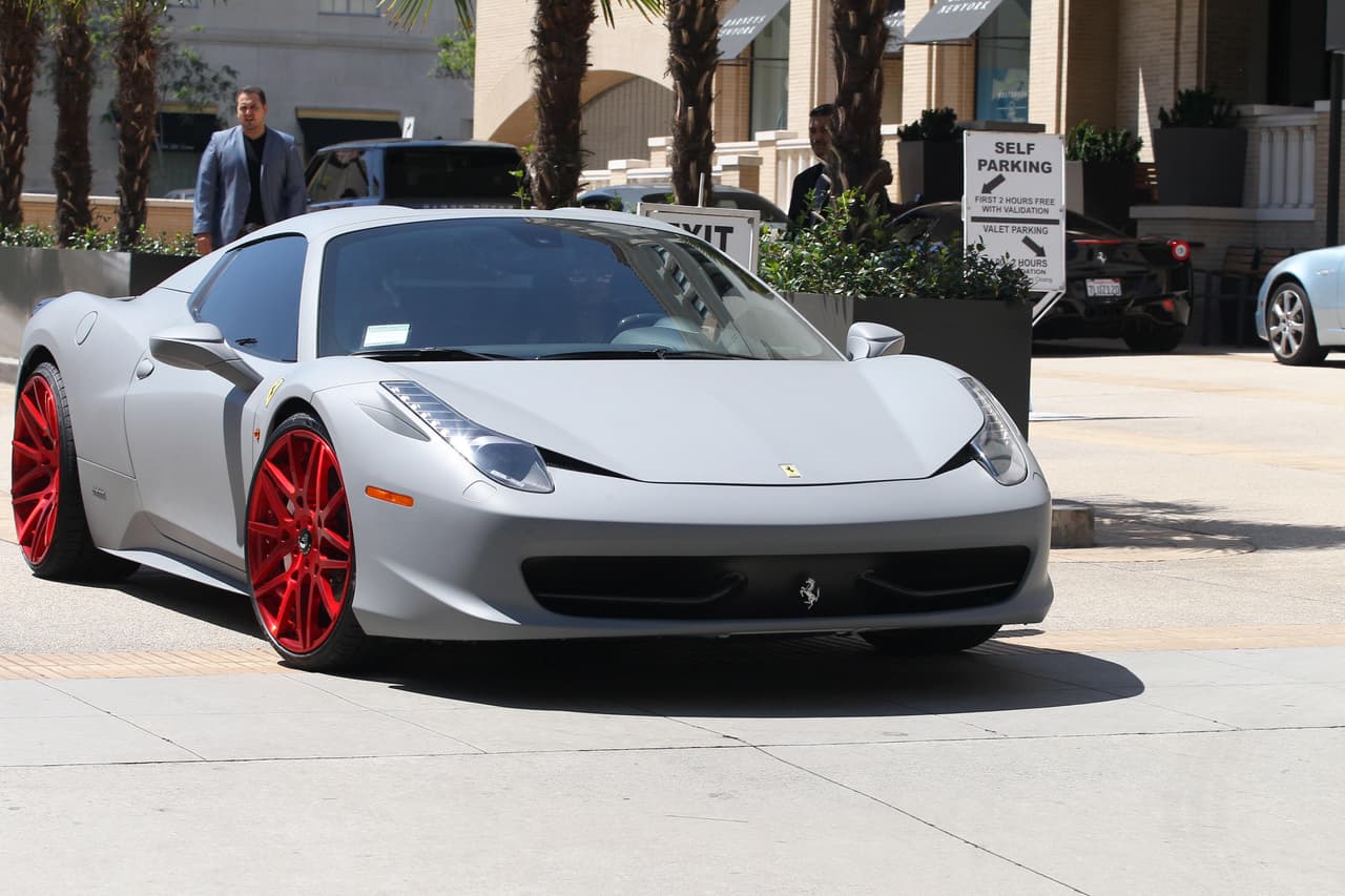 ¡El Ferrari ya no es blanco!