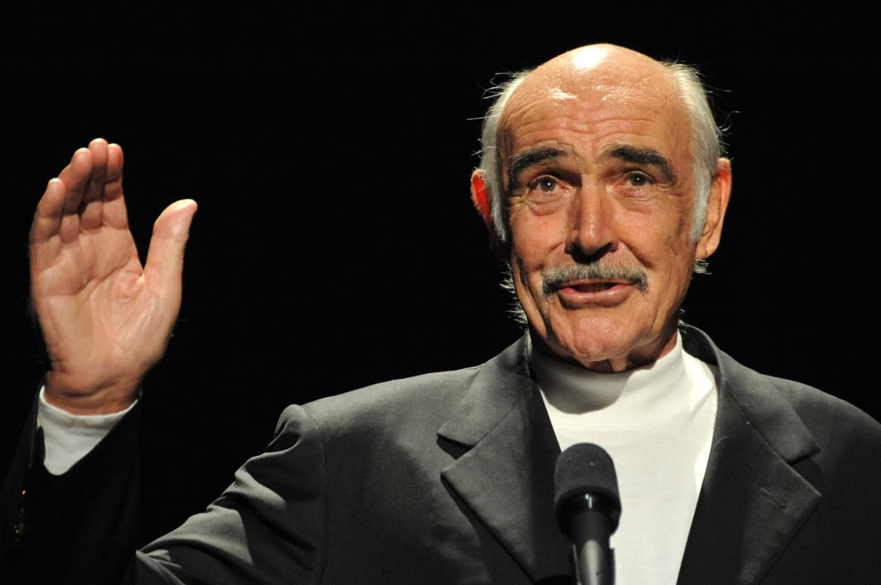 <b>Sean Connery, 90 años.</b> Este carismático actor escocés alcanzó el estrellato internacional con su papel de ‘James Bond’ Luego de forjó una premiada carrera con otros papeles más profundos.
<a href="https://www.univision.com/noticias/sucesos/a-sus-90-anos-fallece-el-celebre-actor-britanico-sean-connery-para-muchos-el-mejor-james-bond-de-la-historia"><u> Falleció el 31 de octubre</u></a>.
<br>