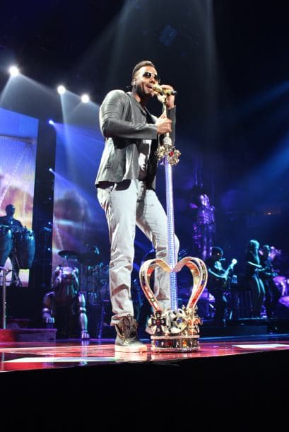 El Rey de la Bachata tuvo casa llena en el Toyota Center este miércoles, ve aquí las mejores imágenes de la noche.
