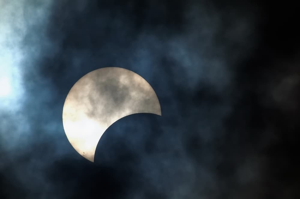 El primer eclipse lunar del 2018 tendrá lugar en la madrugada del día 31 de enero y partirá desde la zona oeste de América del Norte hacia el mar Pacífico para terminar hasta el este de Asia. Las horas dependen de los husos horarios de cada país ya que el evento, en tiempo universal será a las 13.31 horas tiempo universal, y por supuesto, en cada país a la hora correspondiente.