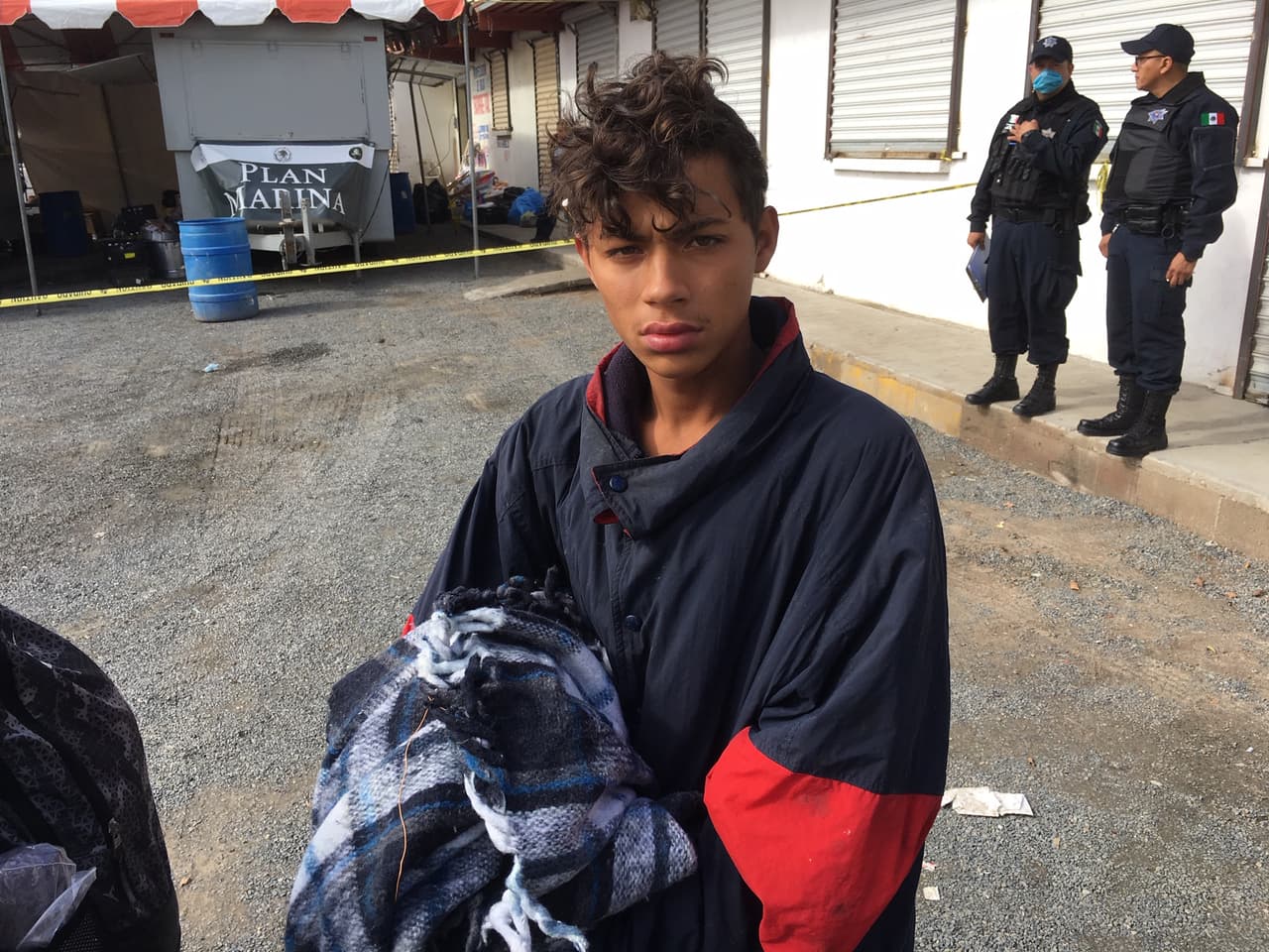<b>El muchacho que regresa derrotado.</b> Junior Amaya acompañó la caravana desde el 17 de octubre, soñando con trabajar en EEUU. Soportó todo tipo de dificultades: lluvias, frío, hambre, maltratos… Pero el jueves pasado pensó en los suyos, en la Navidad, en que cree que tiene pocas posibilidades de lograr su meta. Y así decidió que ya no valía la pena seguir luchando. "Me voy derrotado, pero 
<b>aquí es como estar preso, mejor me voy", </b>expresó afuera del segundo albergue habilitado en la ciudad de Tijuana.