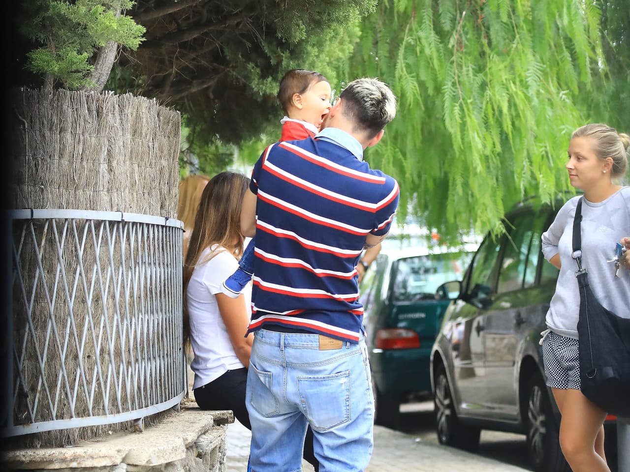 Mateo le dio unos besitos a su papá.