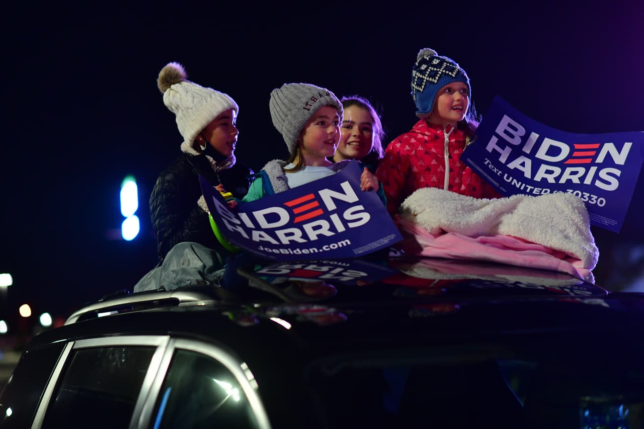 Unas niñas
<b>se sientan encima de un automóvil con carteles de campaña</b> antes de que la candidata demócrata a la vicepresidencia, la senadora Kamala Harris, hable en un mitin en la víspera de las elecciones Filadelfia,
<a href="https://www.univision.com/temas/pennsylvania">Pennsylvania</a>.
