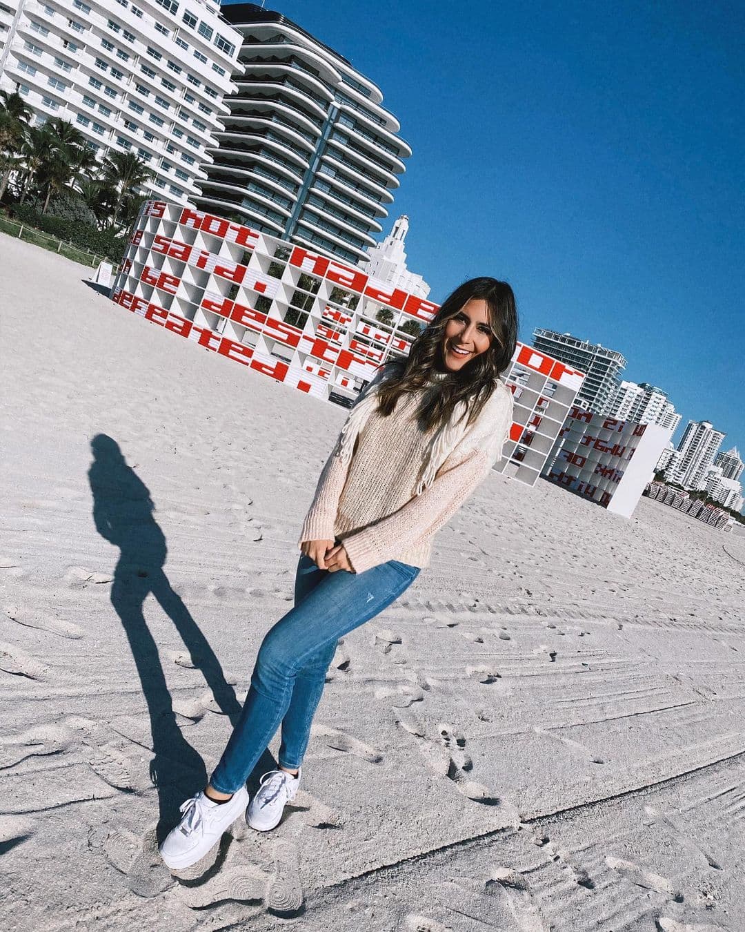 Jessi González también se dio una vueltita por la playa, pero el clima en Miami ya da indicios del invierno.