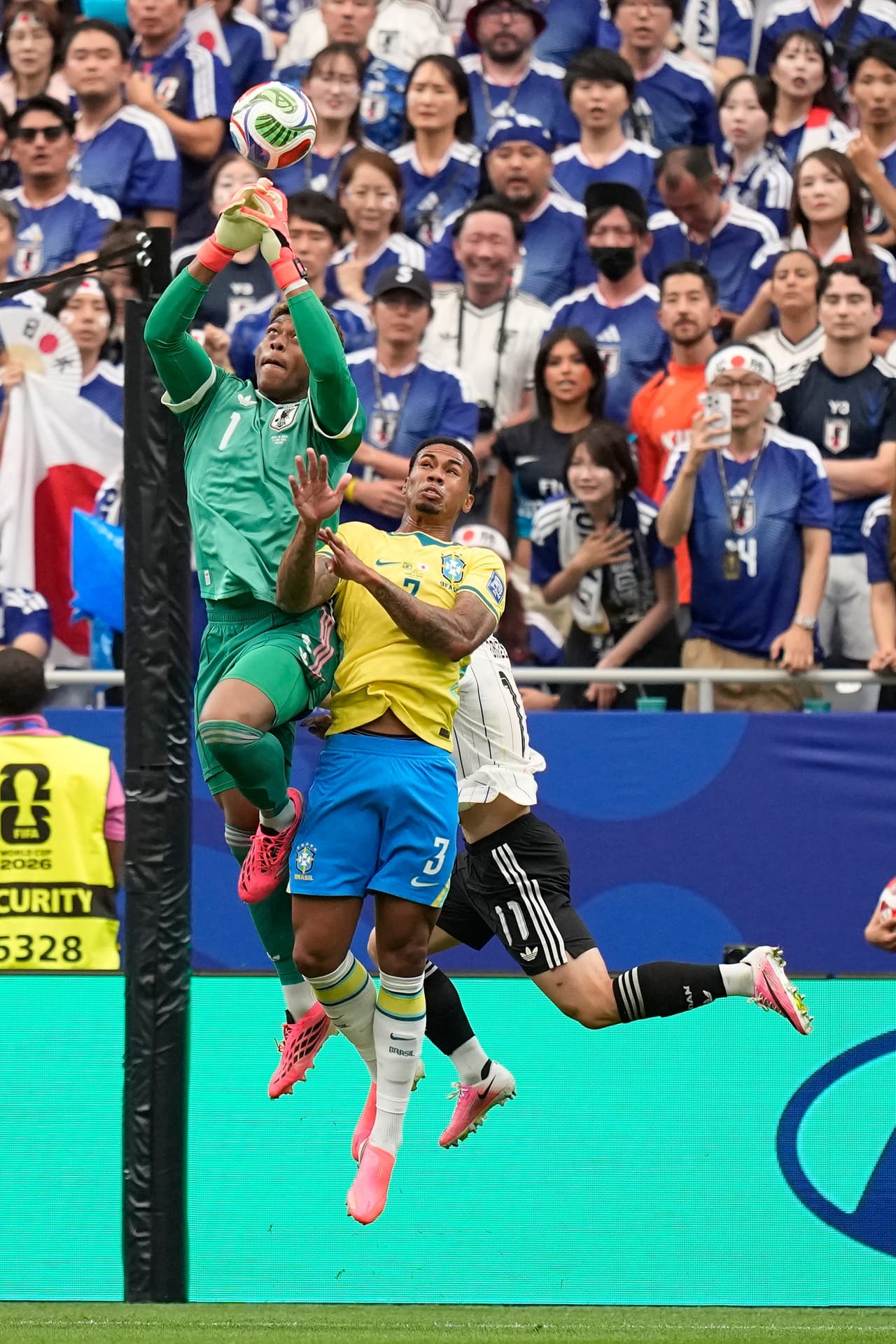 El portero japonés Zion Suzuki (1) detiene el balón durante el partido de dieciseisavos de final de la Copa Mundial entre Brasil y Japón en Houston, el lunes 29 de junio de 2026.