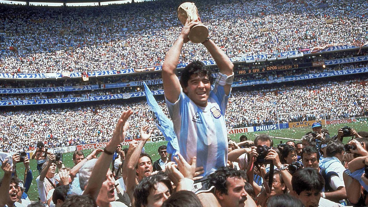 Maradona regala camiseta para subasta y desata la locura