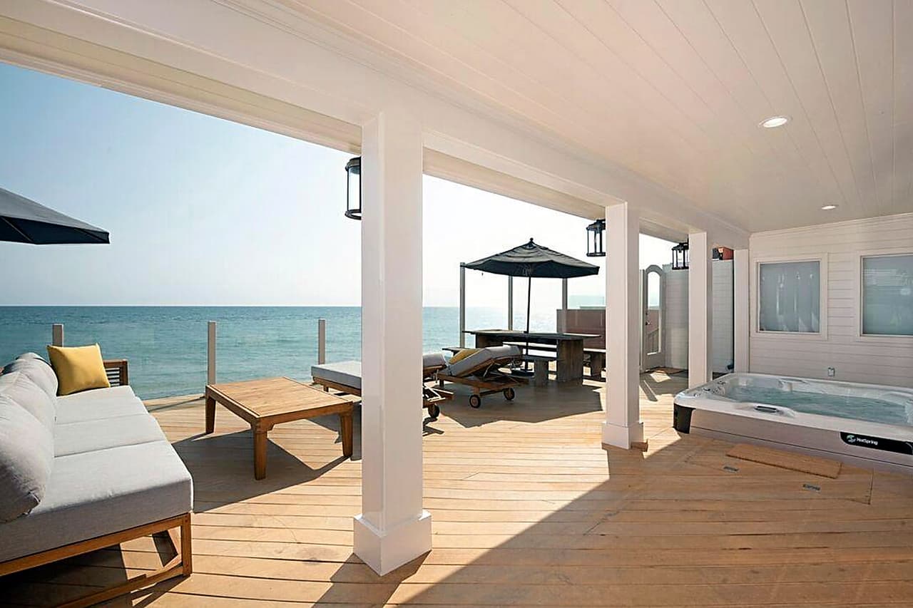 La terraza tiene cómodos sillones y camastros para disfrutar de la vista mientras se toman los rayos del sol.