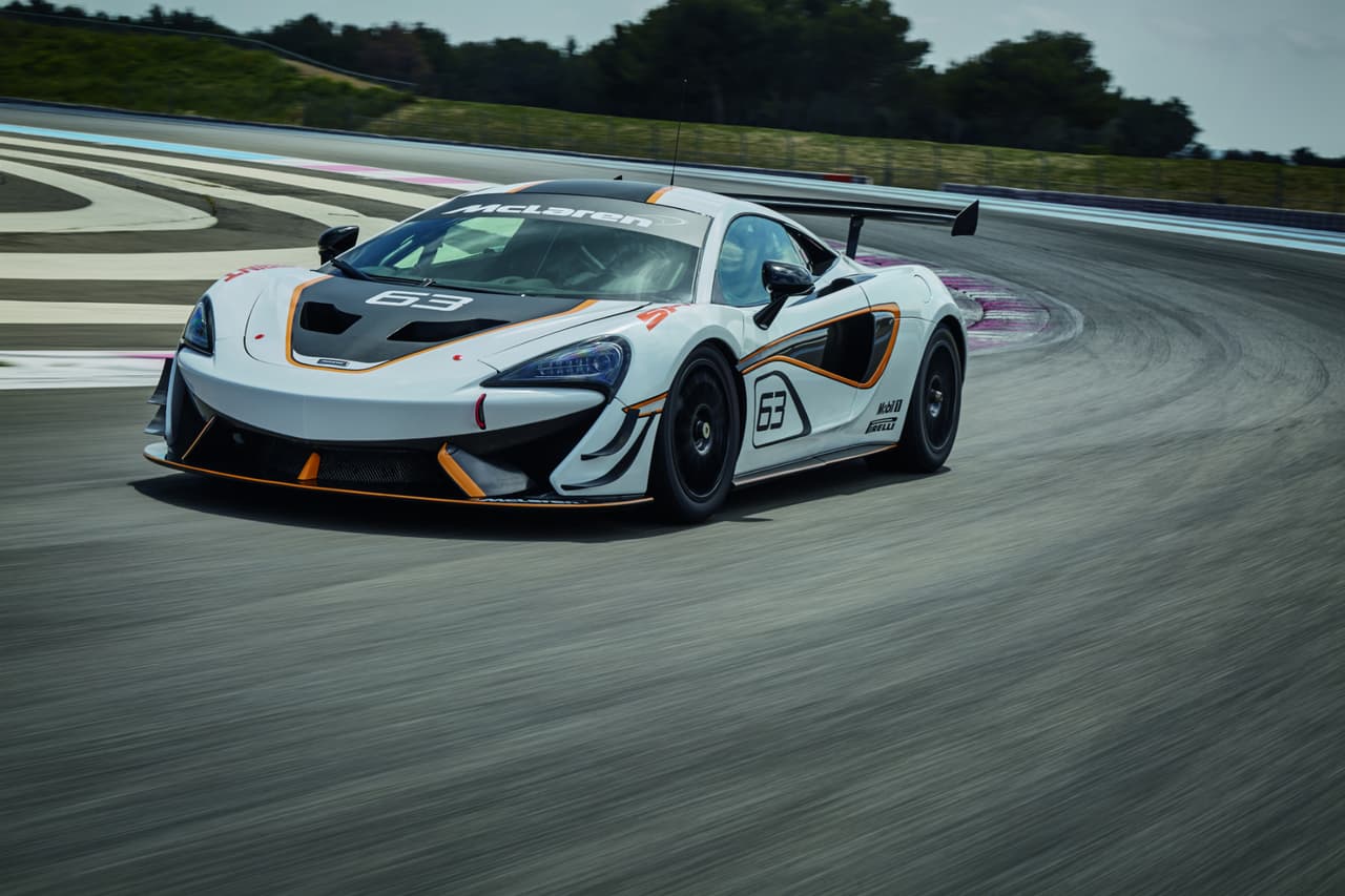 McLaren 570S Sprint sienta bases en el diseño del 570S Coupé: con él comparte chasis, motorización y transmisión. Pero agrega una serie de elementos específicos para el desempeño en circuitos.