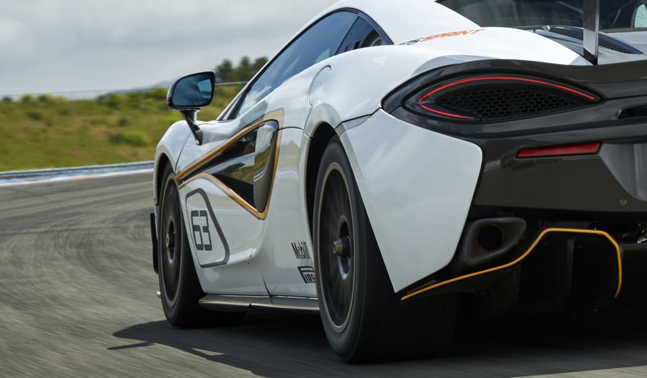 Al igual que el 570S Coupé, bajo el capó del McLaren 570S Sprint rugirá un motor de 3.8 litros biturbo acoplado a una transmisión de 7 marchas y doble embrague. Sin embargo, el fabricante promete que tendrá una potencia mayor.