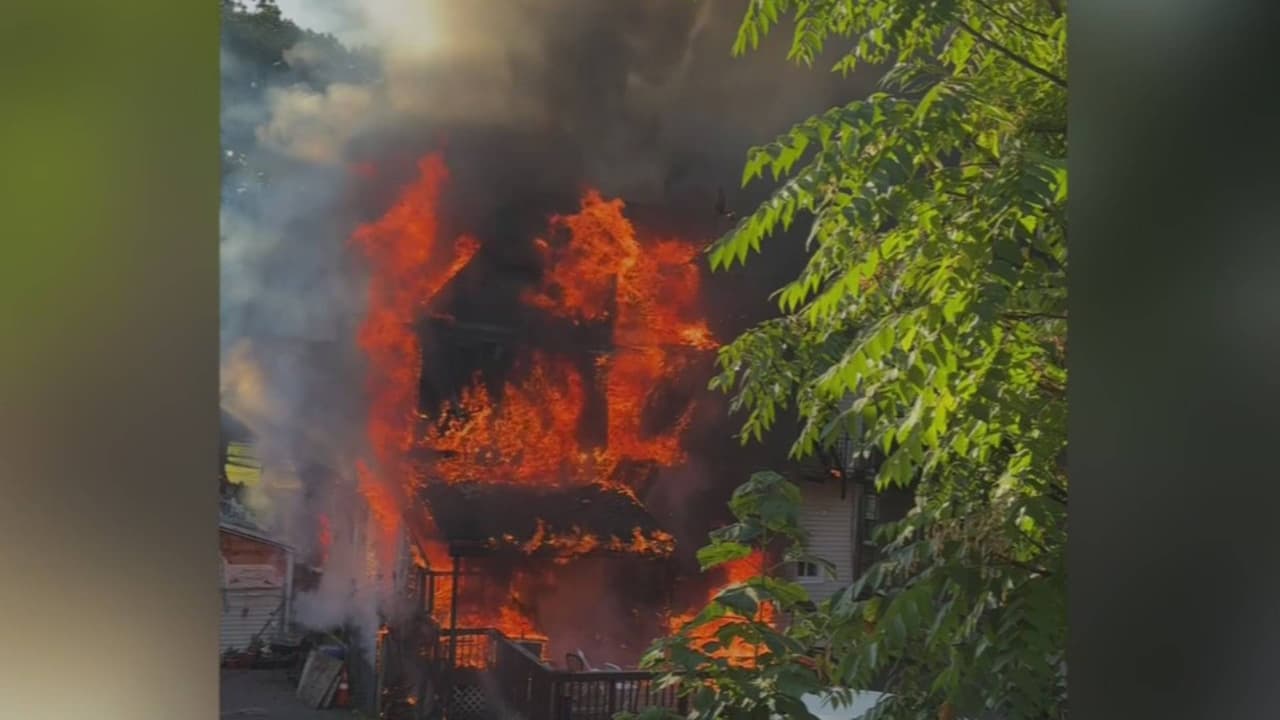 Una mujer de 50 años salta por la ventana de un tercer piso durante un incendio en Nueva Jersey