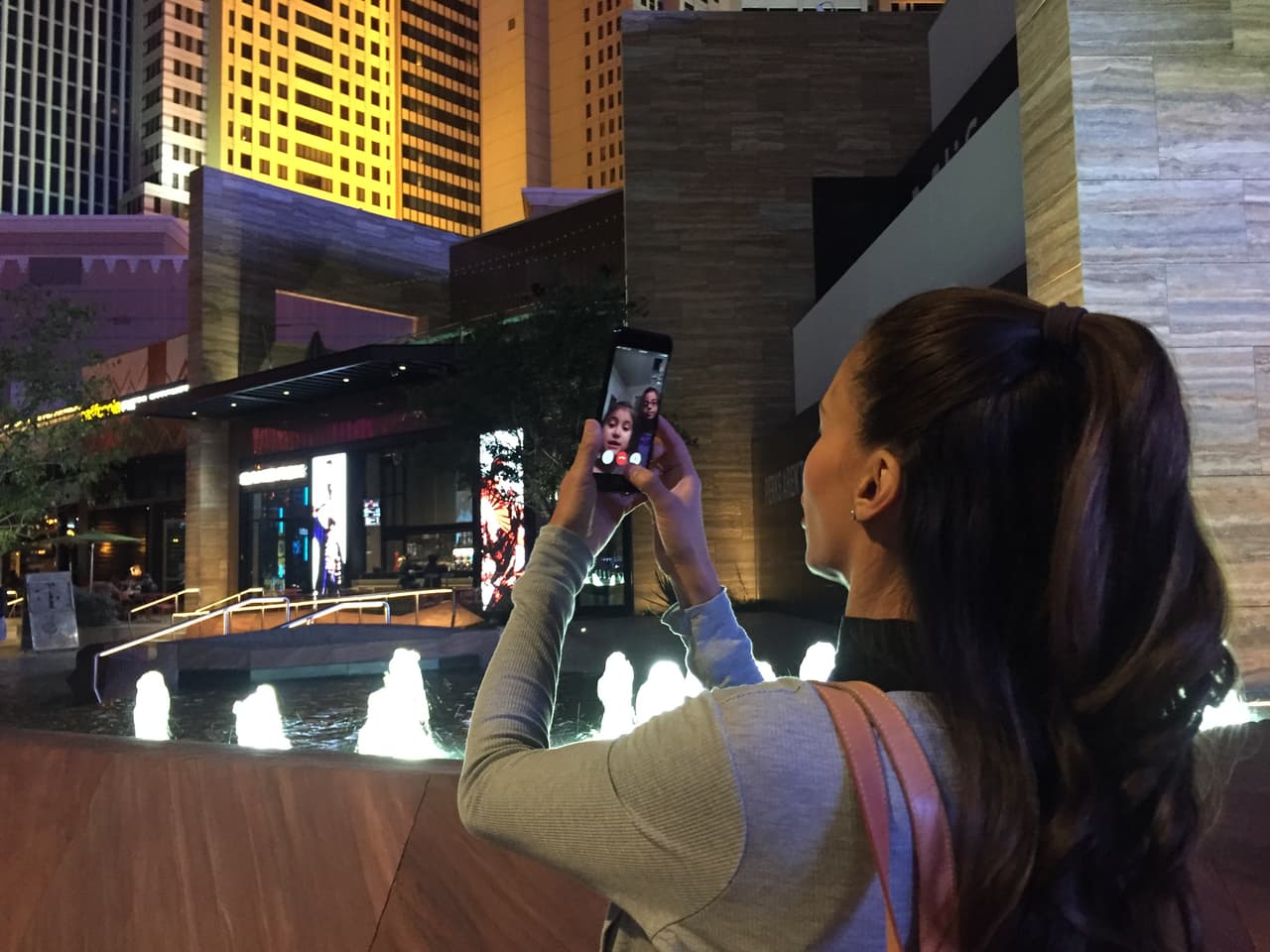 Los locutores siempre estuvieron pendientes de sus "pingüinas", y platicaban con ellas cada vez que podían.