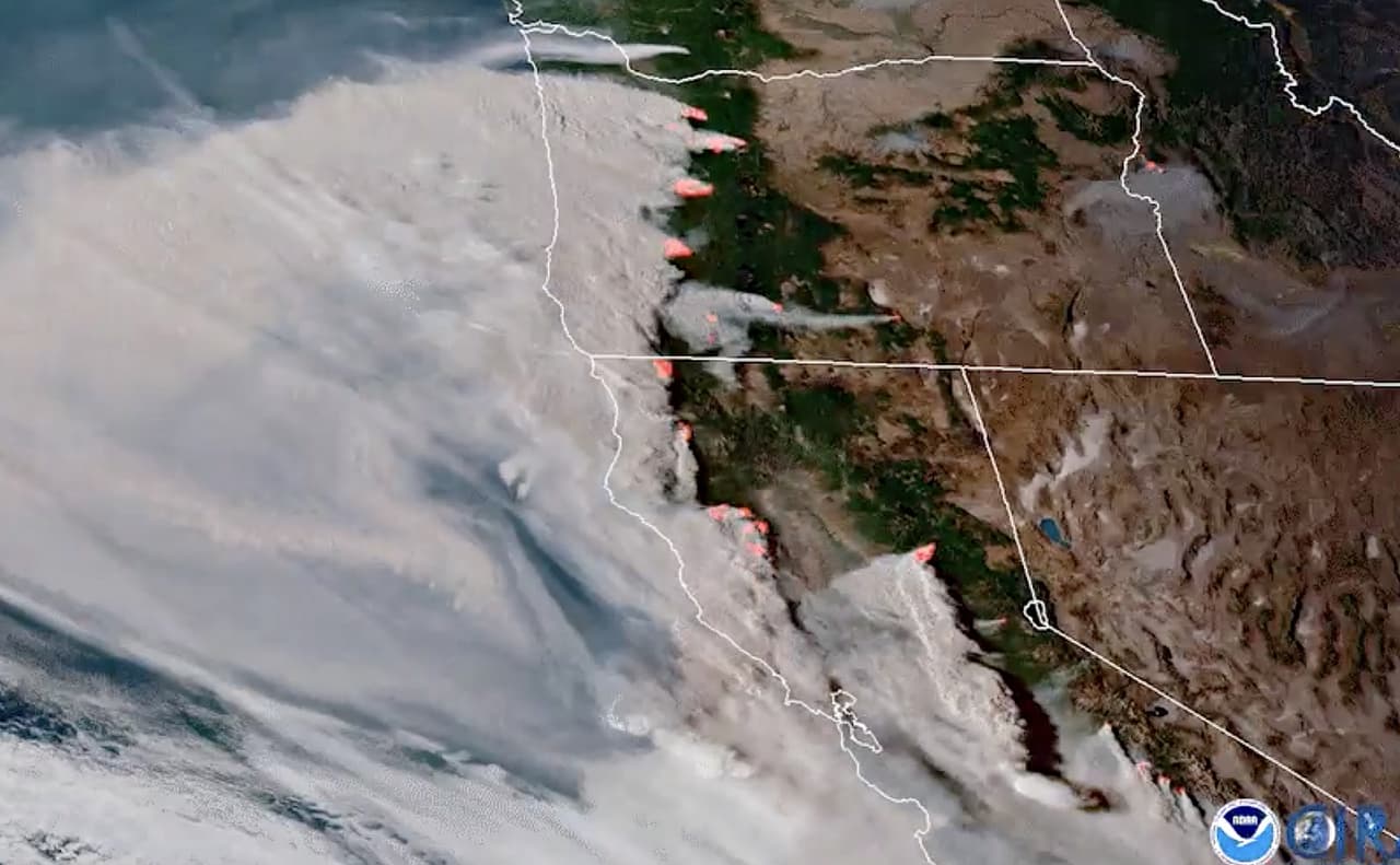 Esta imagen del 8 de septiembre muestra, por un lado, el humo extendiéndose al oeste hacia el Pacífico para luego girar en forma de remolino y volver hacia las costas del Área de la Bahía; por el otro, la polución de los fuegos en el norte de California se extiende hacia el sur afectando el resto del estado.