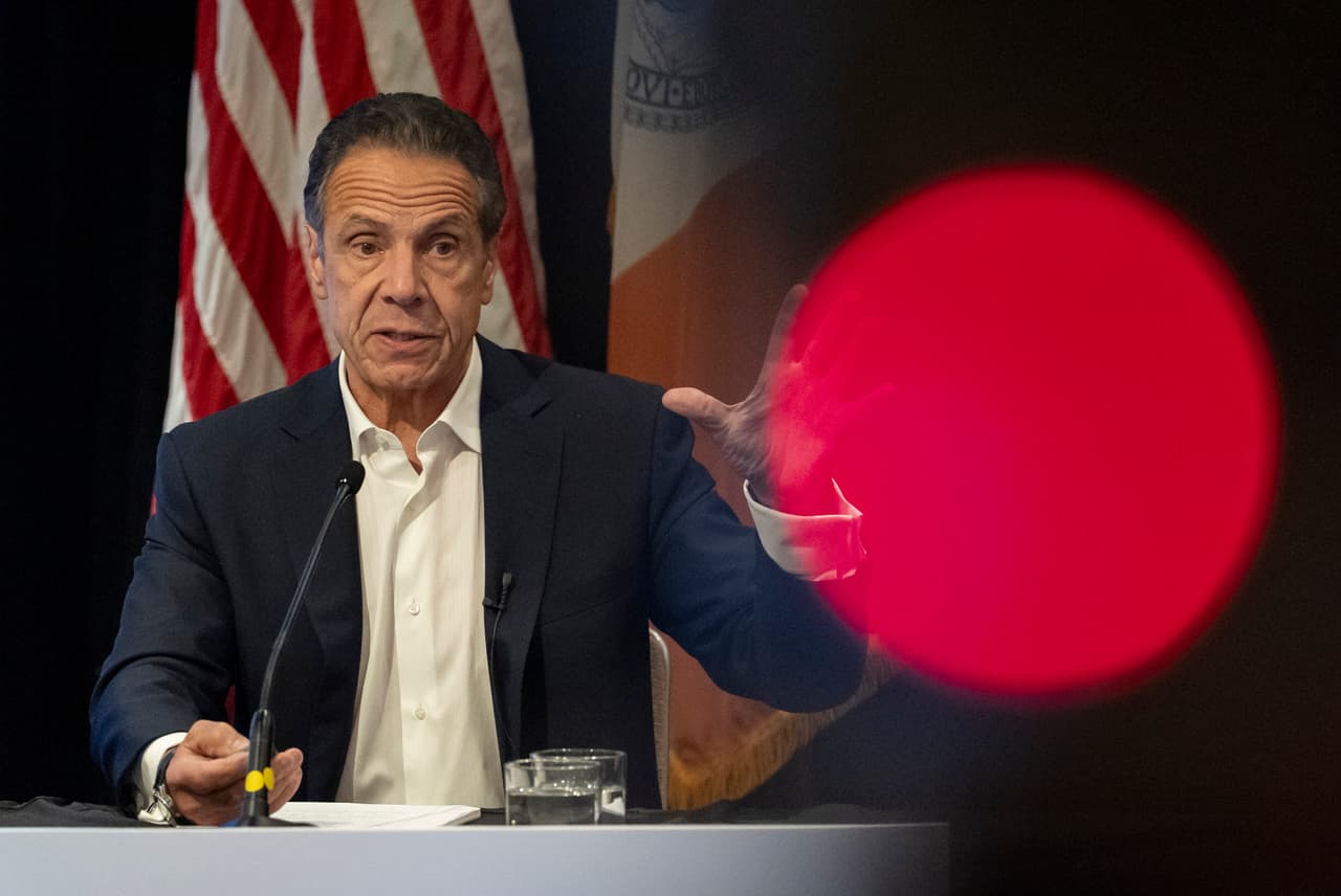 <b>Andrew Cuomo</b>
<br>Por su parte, el exgobernador Andrew Cuomo adoptó un tono conciliador. En un mensaje en redes, aseguró que la decisión de Adams fue difícil, pero sincera, al priorizar el bienestar de la ciudad. 
<br>
<br>Cuomo subrayó la trayectoria del alcalde como un ejemplo de resiliencia y del espíritu neoyorquino, pese a sus diferencias políticas.