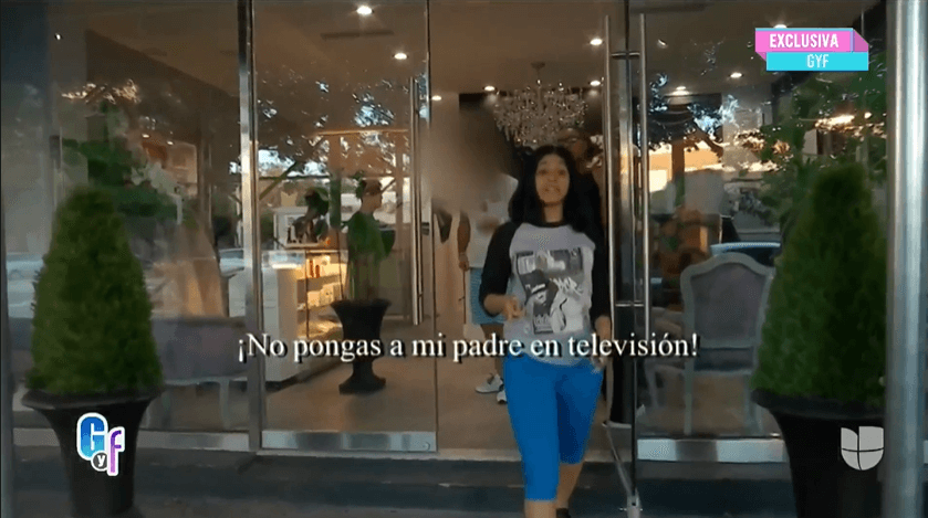 <b>Cardi B</b> reaccionó muy agresiva esta semana cuando la periodista Gelena Solano intentó entrevistarla, yella se encontraba junto a su padre e hija.