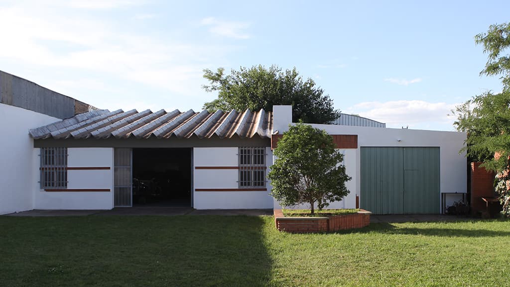 ... construyó su primera ‘fabrica’ en un pequeño terreno de la familia en las afueras de la ciudad.