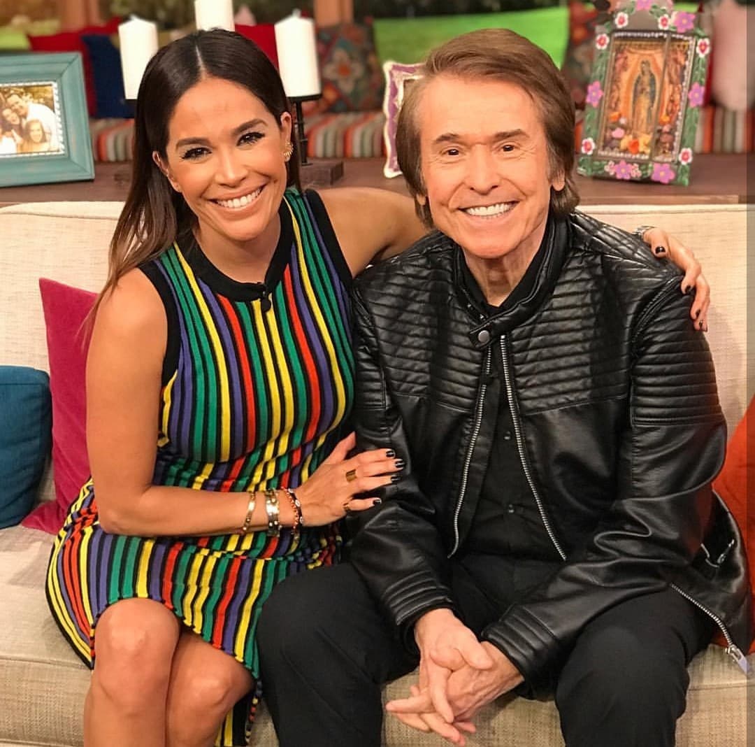 El cantante y actor español estuvo en la sala de la familia de Despierta América para consentir a su público, y por su puesto para sorprender con su talento a los presentadores del programa. Karla estuvo feliz de posar a su lado.
<br>