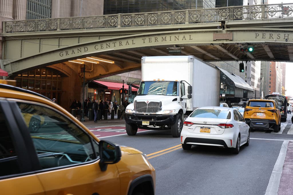 MTA y NYPD intensifican vigilancia contra placas fantasma ante inminente peaje por congestión