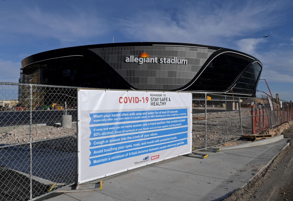 El Allegiant Stadium, nueva casa de Las Vegas Raiders, recibe los últimos detalles para ser estrenado la siguiente temporada de la NFL.
