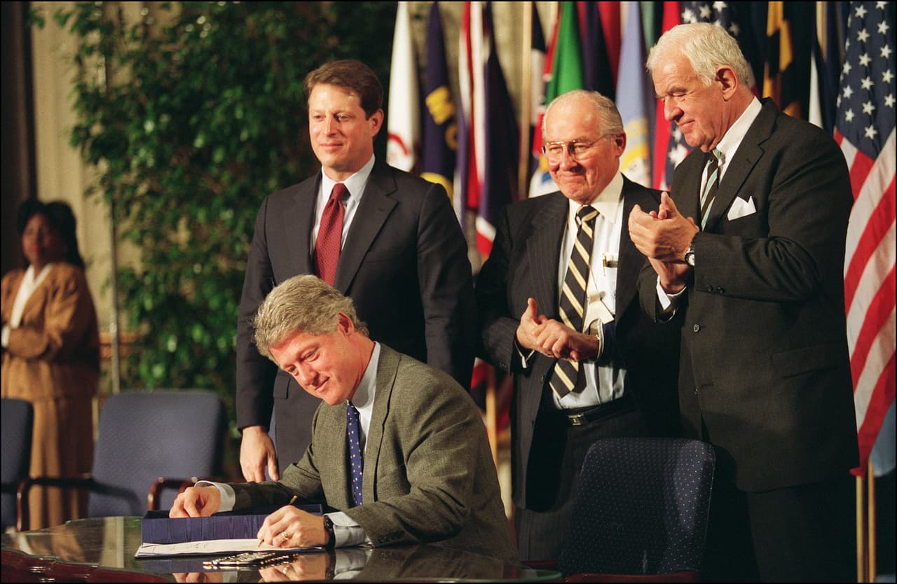 <b>Listo para la aplicación</b>. El 8 de diciembre de 1993, el acuerdo del NAFTA se publica en el Diario Oficial de la Federación, órgano oficial de difusión del gobierno de México. Ese mismo día en EEUU, el presidente Bill Clinton firmaba en Washington el decreto de aplicación. El 1 de enero de 1994 entra en vigencia el nuevo acuerdo económico entre México, Estados Unidos y Canadá.