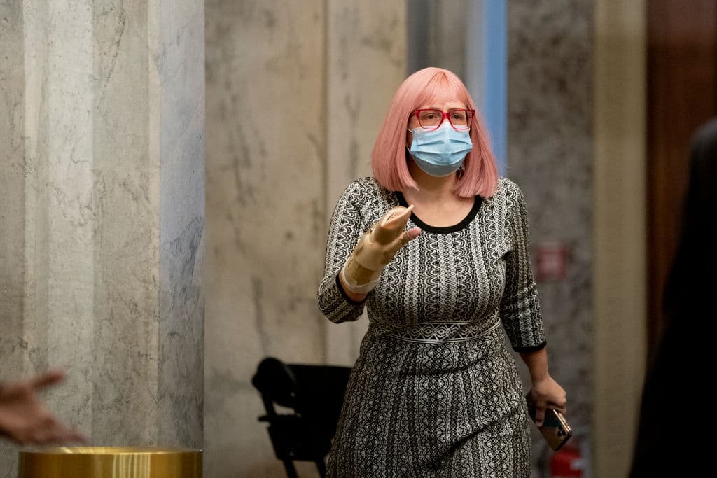 Lo mismo ocurre con la 
<b>senadora demócrata por Arizona, Kyrsten Sinema</b>, identificada más con el centro conservador. Sinema fue primero legisladora estatal, luego representante y ahora desempeña su primer mandato como senadora en Washington. Ya ha anticipado que no aprobaría el paquete de estímulo aprobado en la Cámara Baja y 
<a href="https://www.univision.com/noticias/politica/camara-representantes-aprueba-paquete-estimulo-economico-salario-minimo-biden">ha pedido que sea rediseñado</a>. De 44 años y reconocida en el Congreso por sus pelucas de colores, vestidos coloridos y otros accesorios llamativos, Sinema ha votado con los republicanos en varios temas, como las regulaciones a los combustibles fósiles.