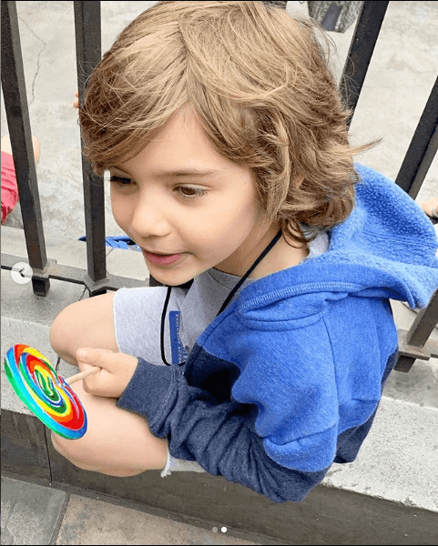 "Niño grande. Ya se me creció este bebé. ¡Dios te bendiga siempre mi amor bello! ¡Te amo!", culminó la intérprete de 'Equivocada' compartiendo esta imagen complementaria, que también es inédita.