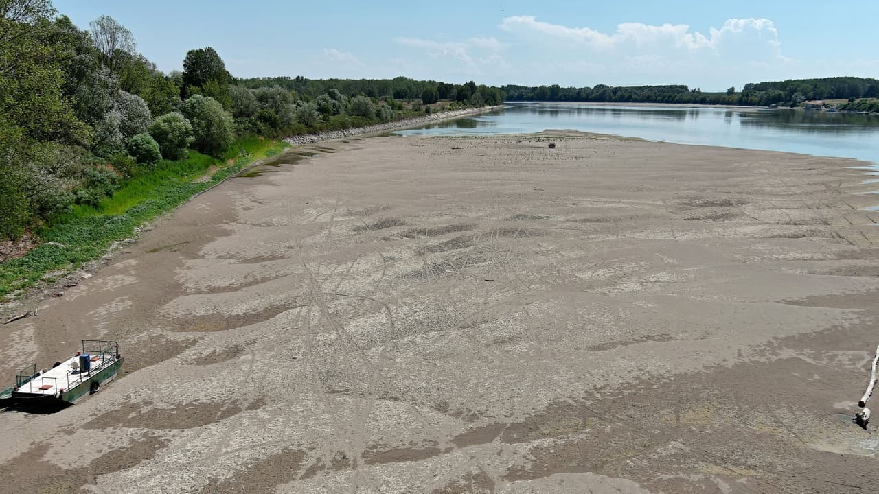 Vista aérea del lecho seco del río Po en la región del Véneto, en Italia. Esta zona está sufriendo la peor sequía en los últimos 70 años. Es una de las regiones del norte del país donde se declaró el estado de emergencia, y debido a ello el agua está siendo racionada.