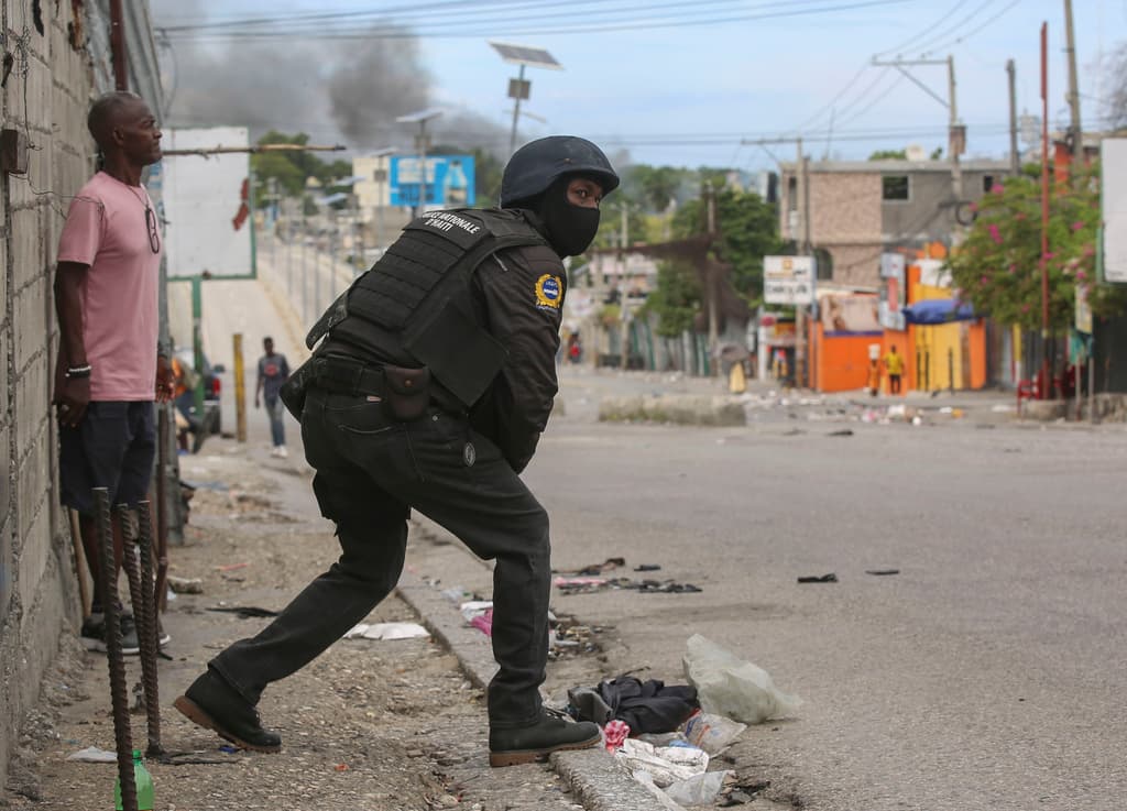 Un policía observa durante un intercambio de disparos entre pandillas y policías en Puerto Príncipe, Haití, el lunes 11 de noviembre de 2024. (AP Foto/Odelyn Joseph)