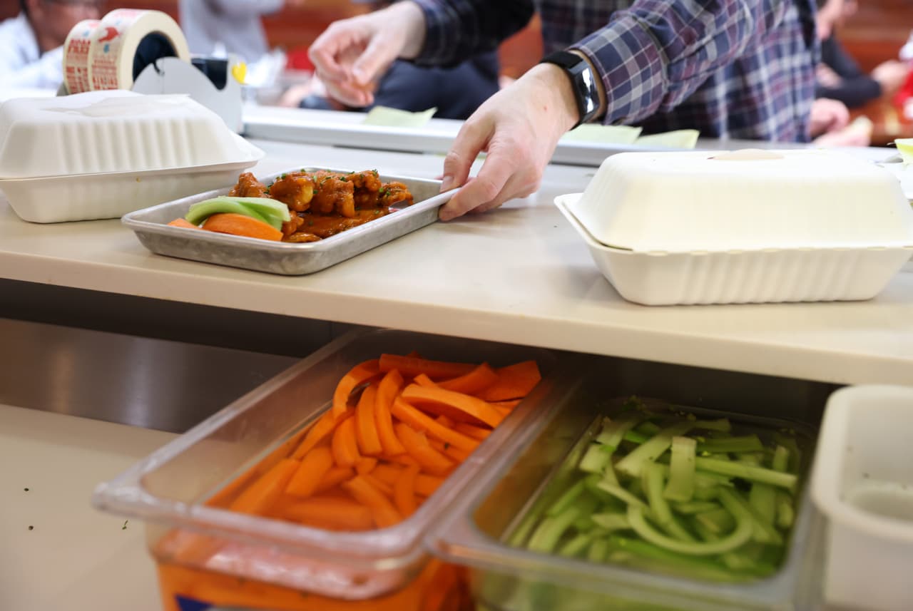 Según el USDA, los precios minoristas de las "alitas de fiesta" congeladas pasaron de $2.31 por libra el año pasado a $3.55 esta semana y $3.13 la semana pasada.
<br>