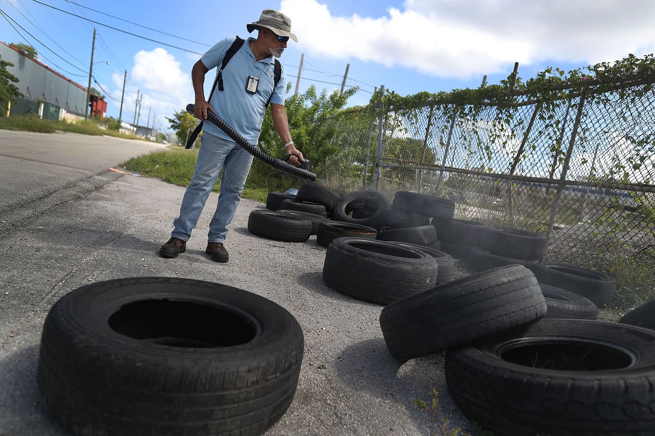 Se recomienda vaciar cualquier tipo de contenedor fuera de su casa, como basureros, botellas, neumáticos, juguetes y tiestos. También es recomendable vaciar y limpiar los recipientes de agua de las mascotas, al menos una o dos veces a la semana.