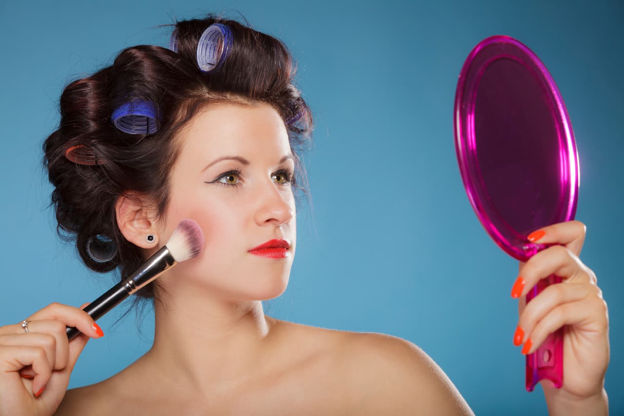 Maquillarte: Es peor si abusas de este recurso pues debes saber que a los hombres no les importa si llevas cinco capas de corrector.