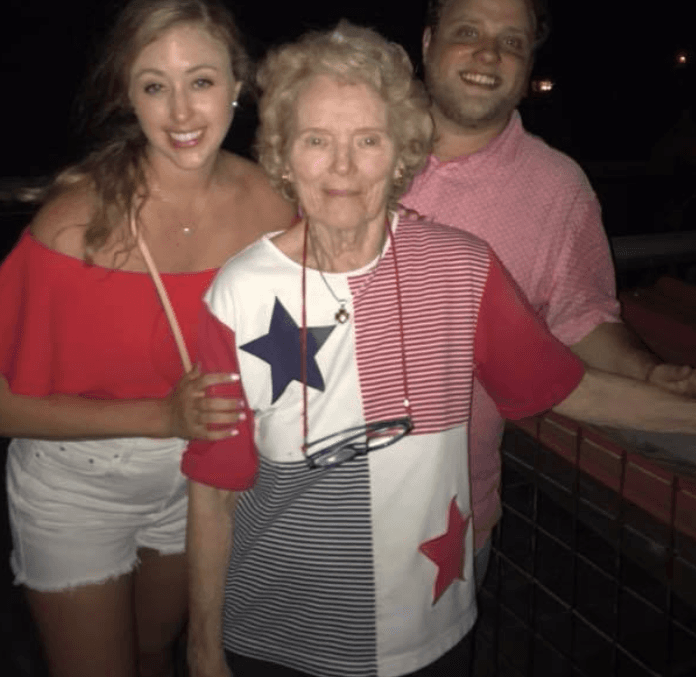 Se puso por más de 25 años esta camiseta en el 4 de Julio y ahora descubrió que es la bandera de un país latino