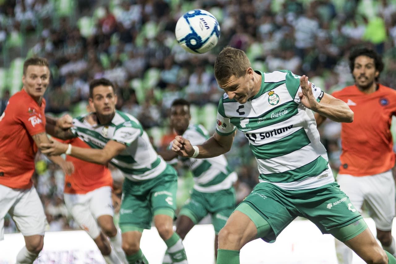 Julio Furch. Contundente y letal por arriba, no hay balón que no vaya a la red cuando está dentro del área.