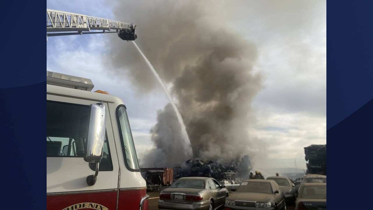De acuerdo con el departamento de bomberos de Phoenix, un empleado reportó humo y llamó a los bomberos.
<br>