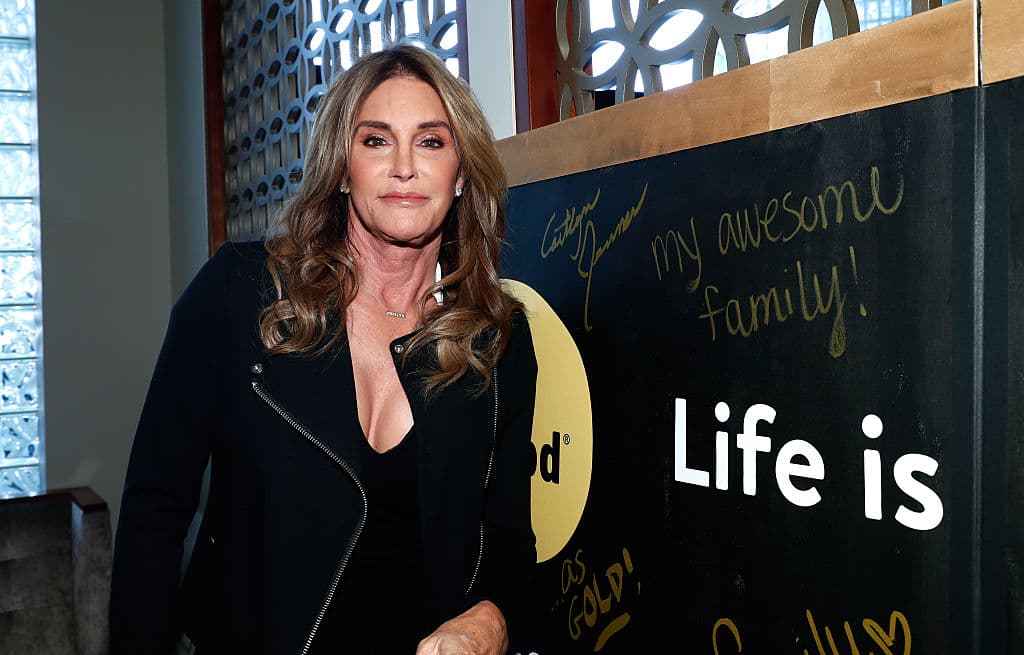 Todo indica que las diferencias ideológicas entre
<b><a href="https://www.univision.com/famosos/kris-jenner-confirma-khloe-kardashian-estuvo-bajo-la-cama-ella-y-caitlyn-tenian-sexo-fotos">Caitlyn Jenner y parte de la familia Kardashian</a></b> no están en sintonía.
<br>