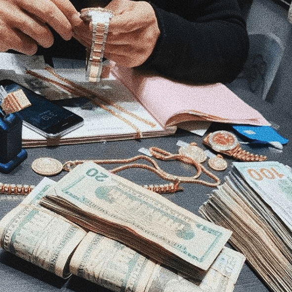 Imágenes en las que muestra lujosas joyas son una constante en la cuenta de Instagram de Bad Bunny, quien hasta ahora cuenta con 6.7 millones de seguidores en dicha red social.