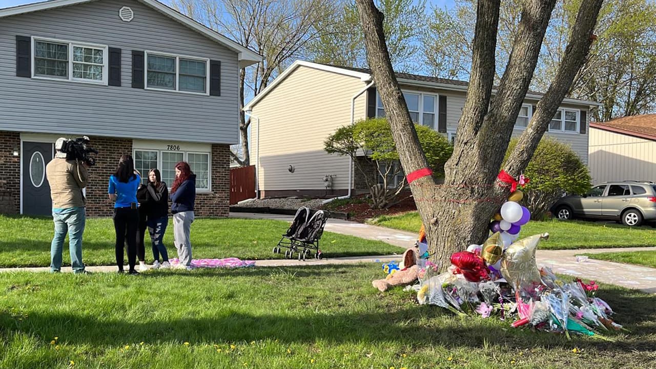 <b>Las persianas cerradas y los mensajes sin respuesta</b>
<br>La mañana del
<b>sábado 30 de abril</b>,
<b>Linda envía un mensaje a Mia, pero no recibe respuesta</b>. Más tarde, pasa por la casa de Mia y se percata de
<b>las persianas cerradas</b>, lo que le extraña, pues asegura que Mia abría siempre las ventanas. Más tarde, vuelve a pasar por la casa; las persianas siguen cerradas. Linda escribe otro mensaje a Mia, sin recibir respuesta.