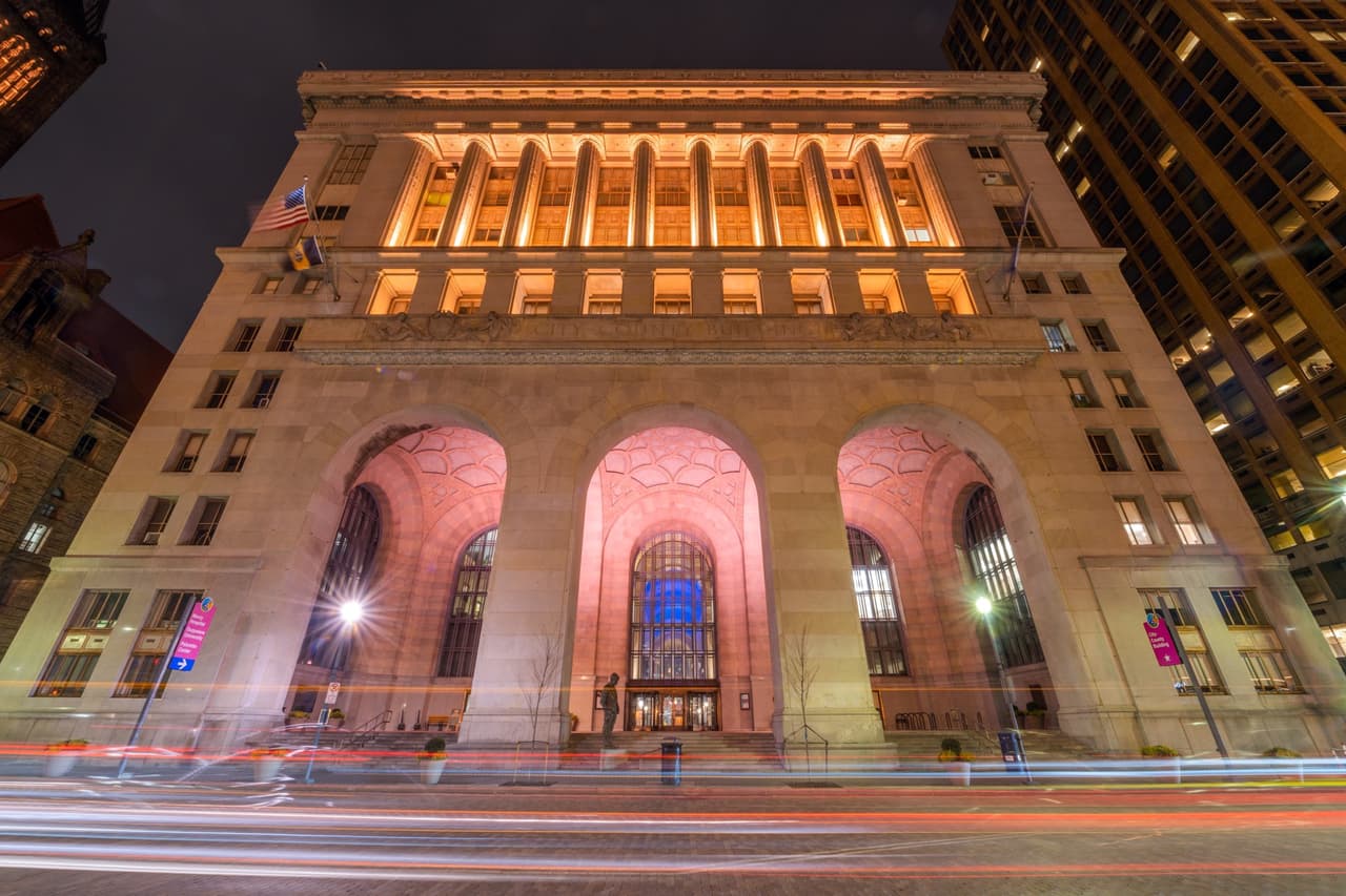 El edificio de la ciudad-condado en el centro se iluminó en ámbar para el monumento a las 5:30 p.m.