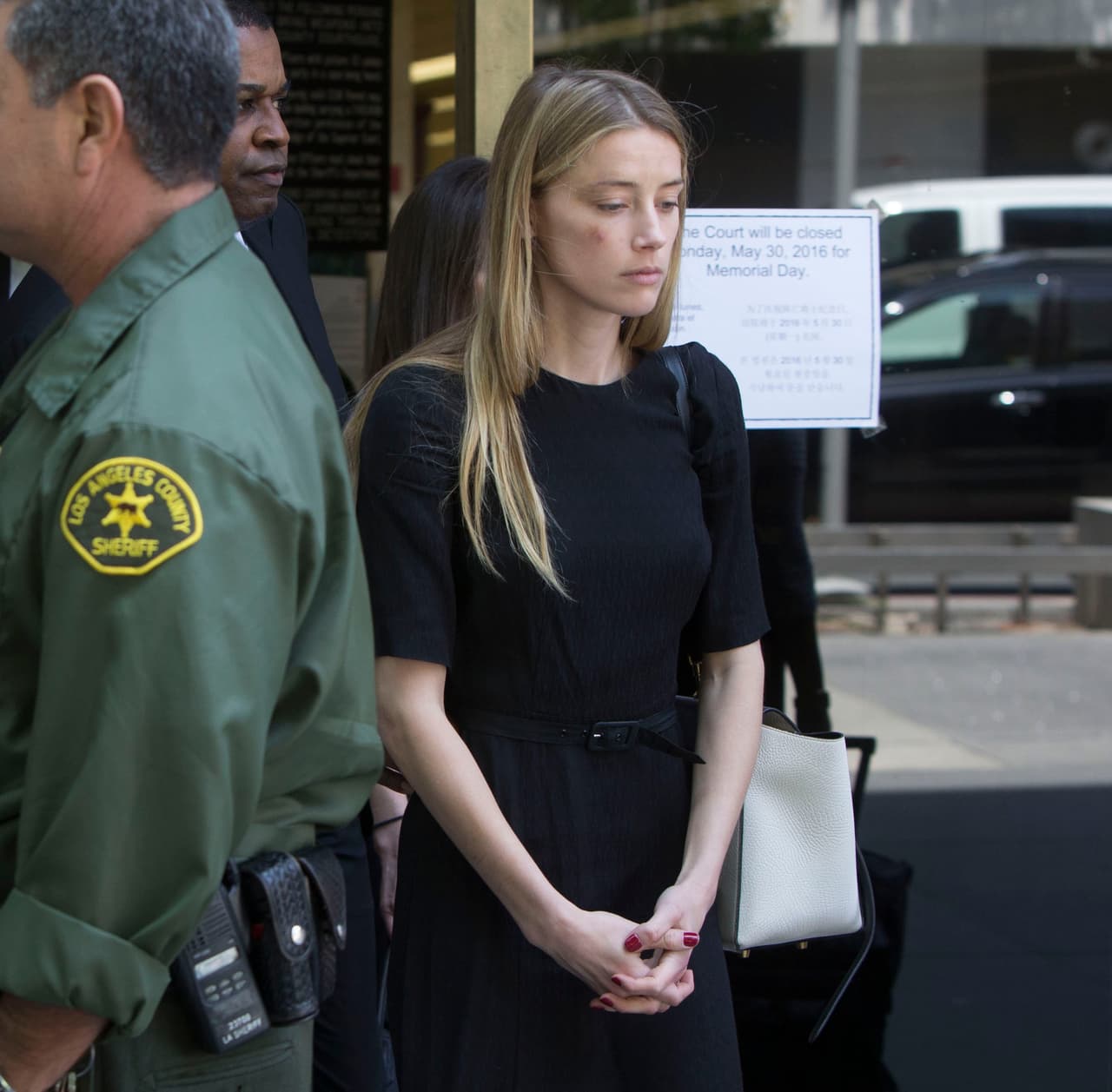 Amber no habló con la prensa a su salida del juzgado.