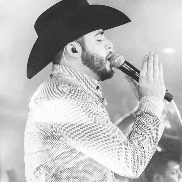 Nacido un 5 de octubre de 1989 en Pasadena, EEUU, Gerardo Ortiz es cantante y compositor.