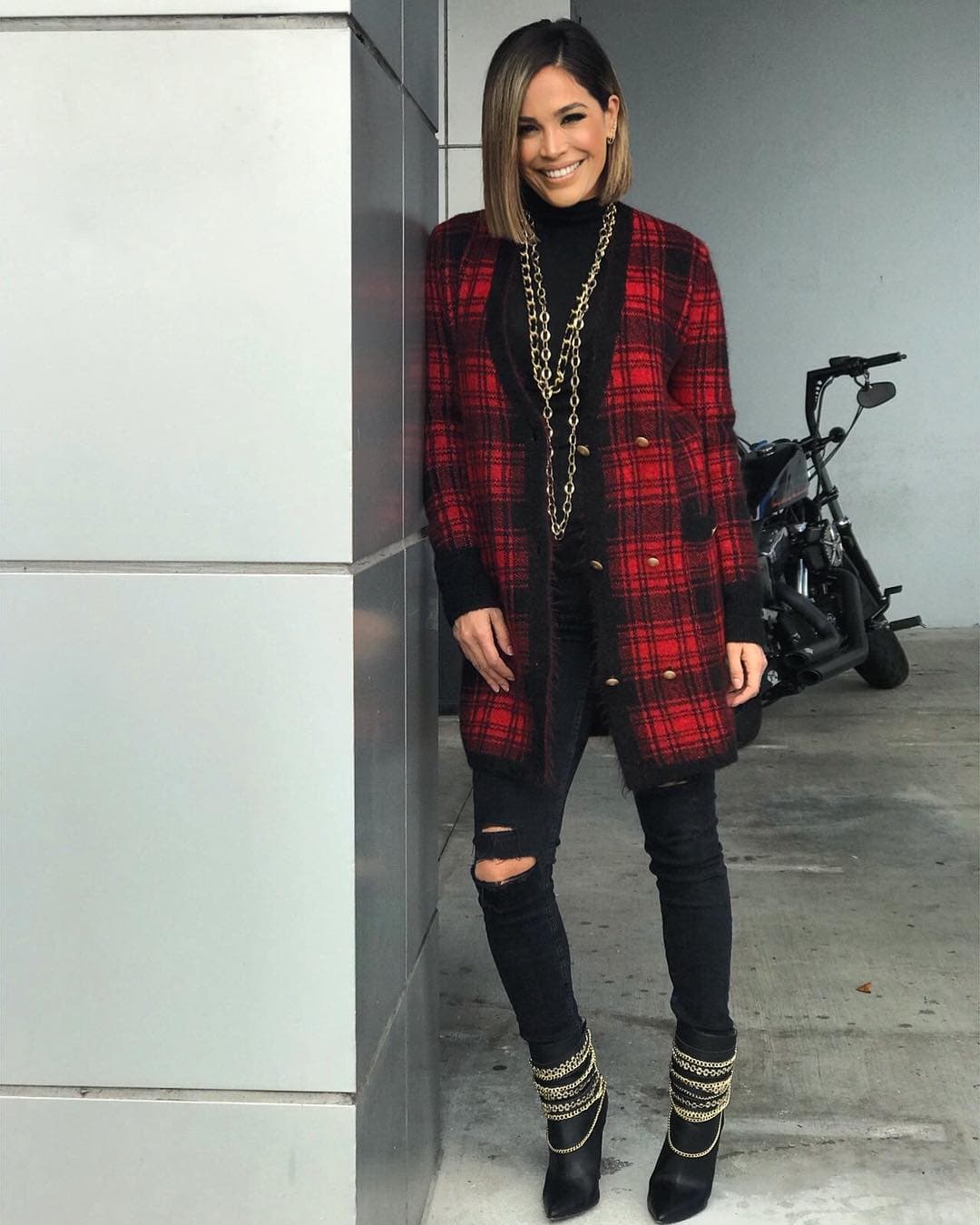 Cuando el clima sea gélido piensa en el look que lleva en esta imagen la conductora mexicana. Los jeans rotos y los botines con cadenas le agregan un toque 'grunge' y se convierte en un estilo más casual.